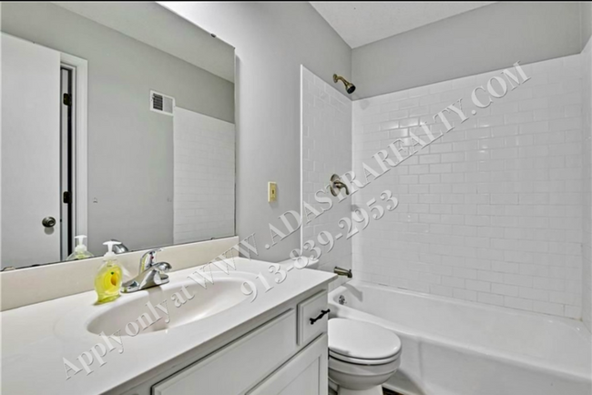 Building Photo - 3 Bed 1.5 Bath Duplex in Blue Valley Schoo...