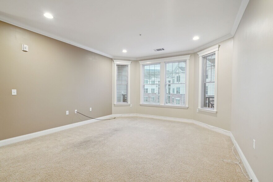 Building Photo - 300 W Elm St