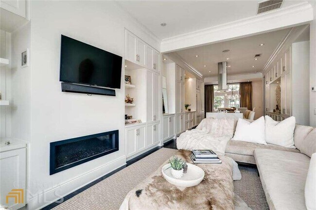 Building Photo - 2962 Savoy Way