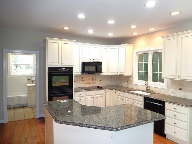 Building Photo - 10612 River Forest Dr