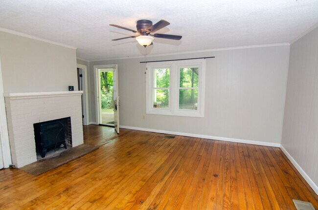 Building Photo - Country Living