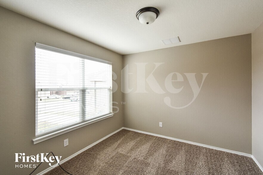 Building Photo - 8414 Piedras Crk