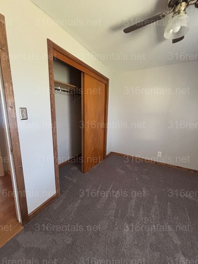 Building Photo - 3 bed 1 bath house available NOW!