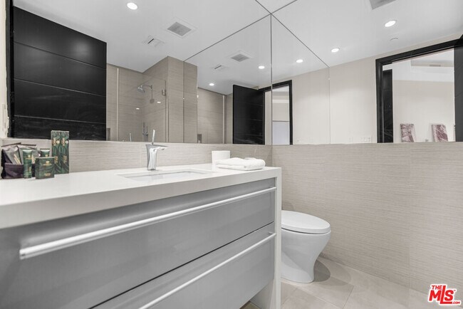Building Photo - 2501 Zorada Dr