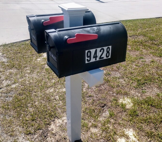 Mailbox - 9428 N Travis Dr