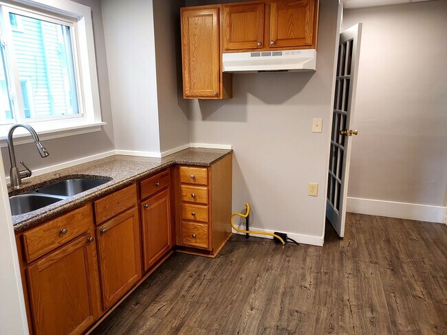 Building Photo - Welcome to your new home! 2 bed 1 bath single family house