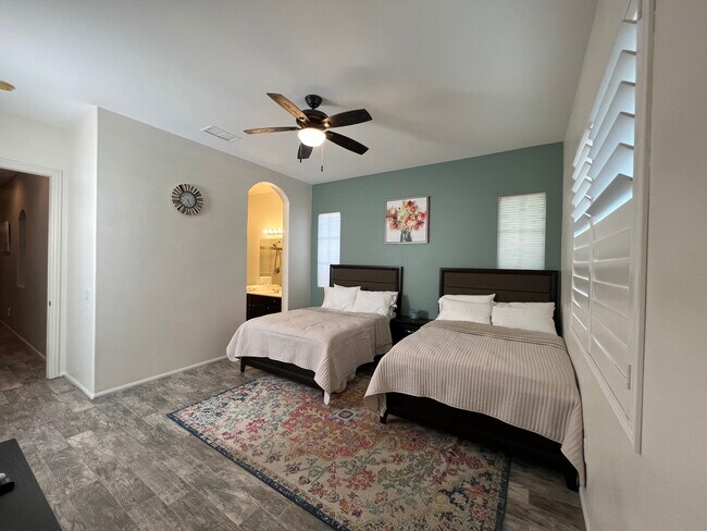 Building Photo - 115 Romanza Ln