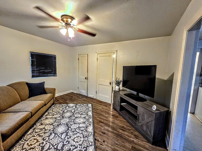 Building Photo - 1008 Runnels St