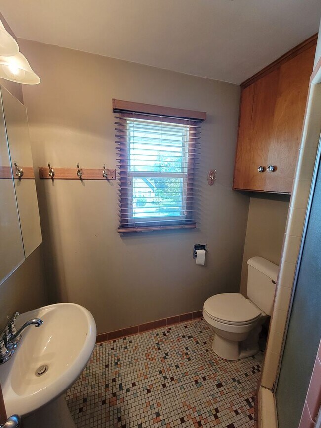 Building Photo - 1103 College St