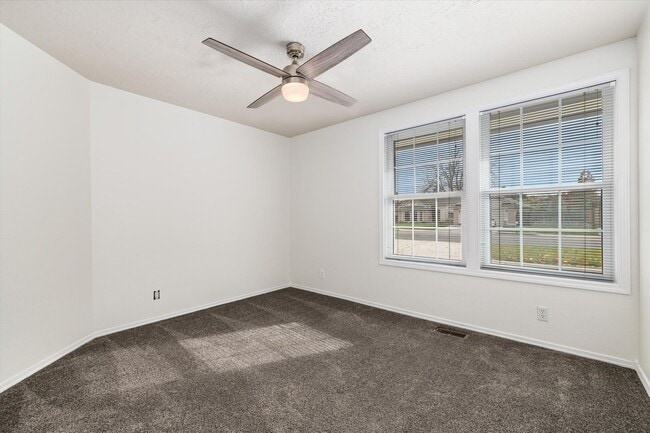 Building Photo - Charming 3-Bed, 3-Bath Home in Quiet Boise...
