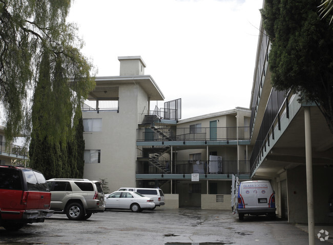 Building Photo - Golf Club Manor Apartments