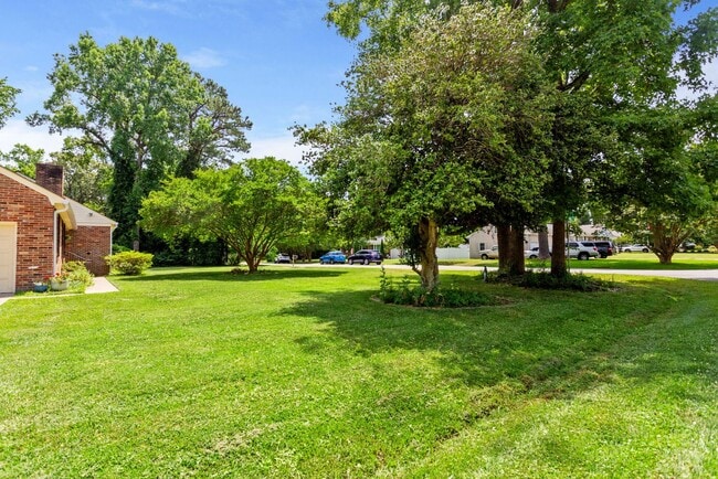 Building Photo - Thoroughgood