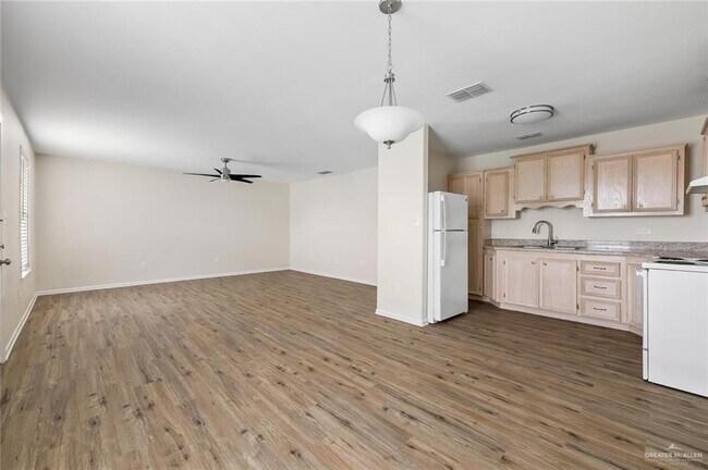 Building Photo - 15 E Stubbs St