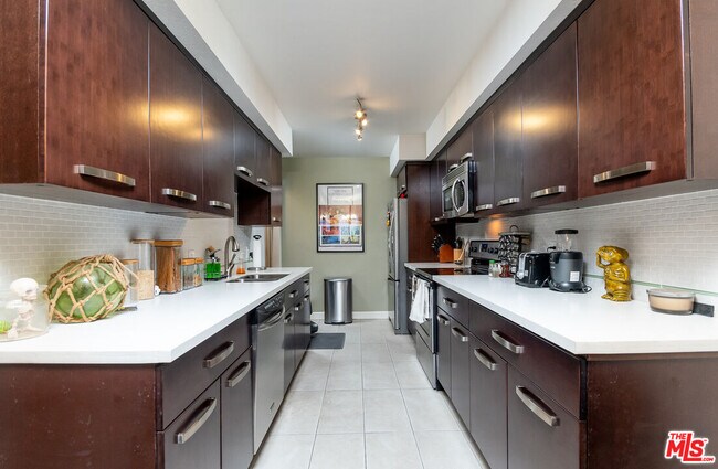 Building Photo - 1730 Camino Palmero St