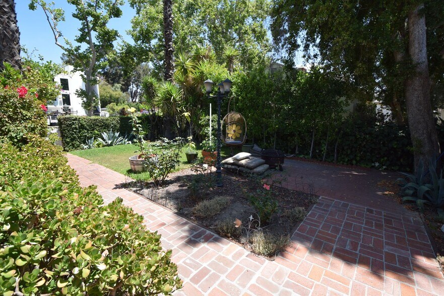 Building Photo - 11444 Riverside Dr