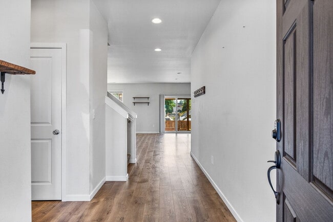 Building Photo - 856 Bear Creek Dr