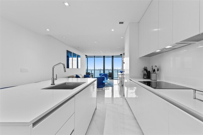 Building Photo - 700 NE 24th St