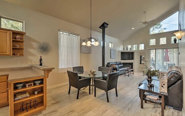 Dinning, Patio door - 210 W Cedar Ave