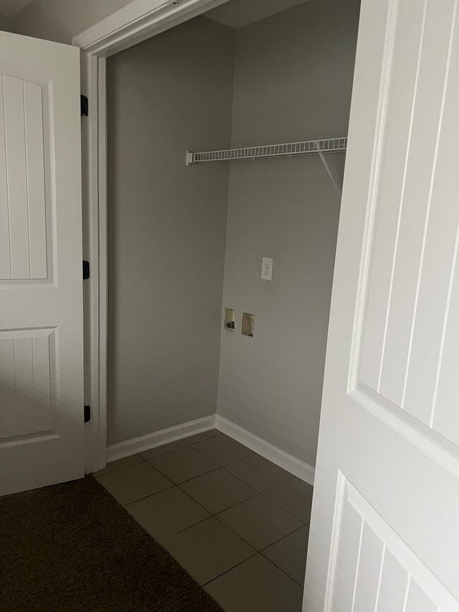 Building Photo - 2 Bedroom, 2.5 Bath Townhome in Goodlettesville