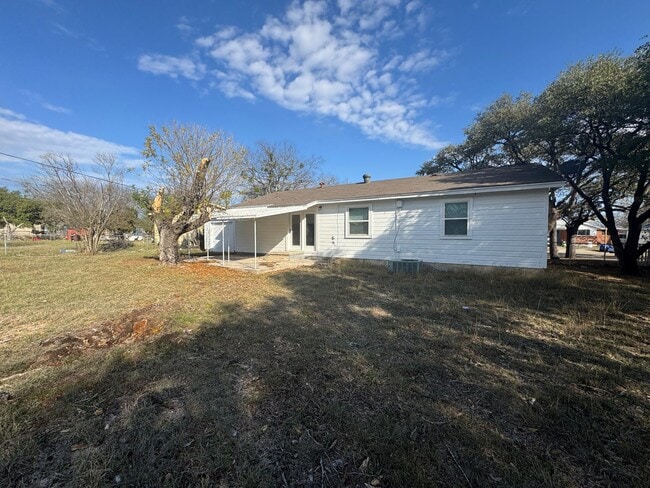 Building Photo - 2601 Live Oak Dr