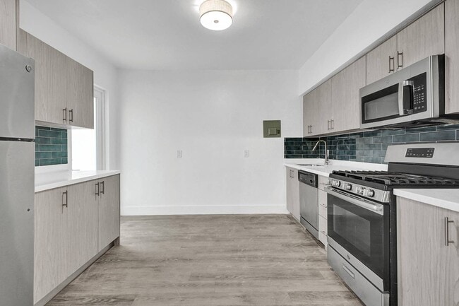Building Photo - 9270 E Bay Harbor Dr