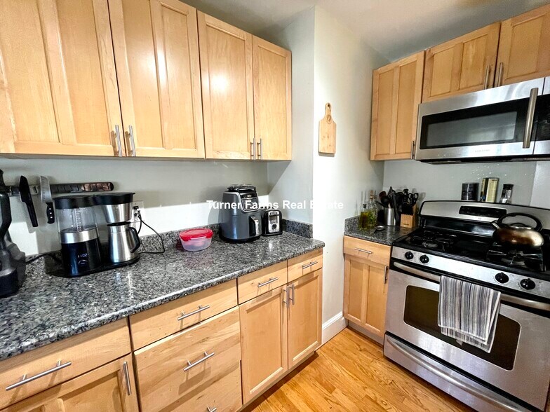 Building Photo - 10 Evergreen Ave