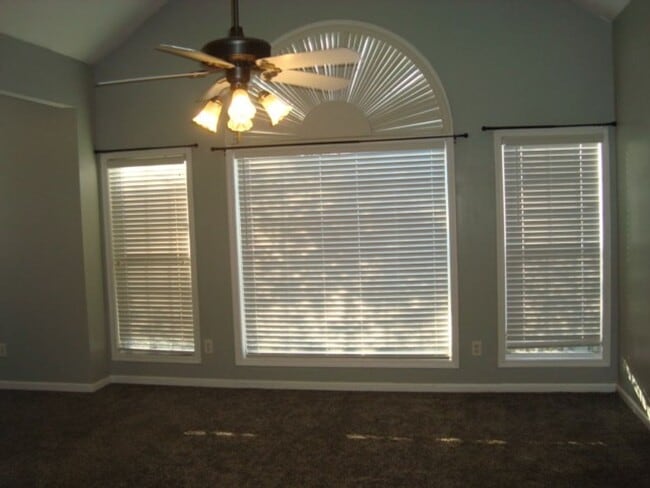 Building Photo - Ready to Rent!