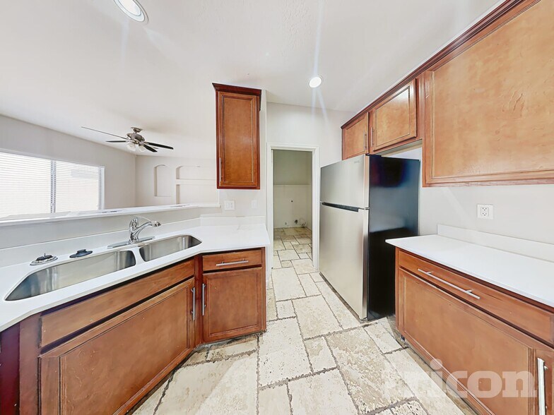 Building Photo - 504 W Beautiful Ln
