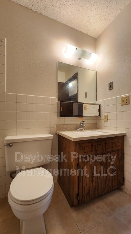 Building Photo - 3024-9 1/2 9 1/2 St N