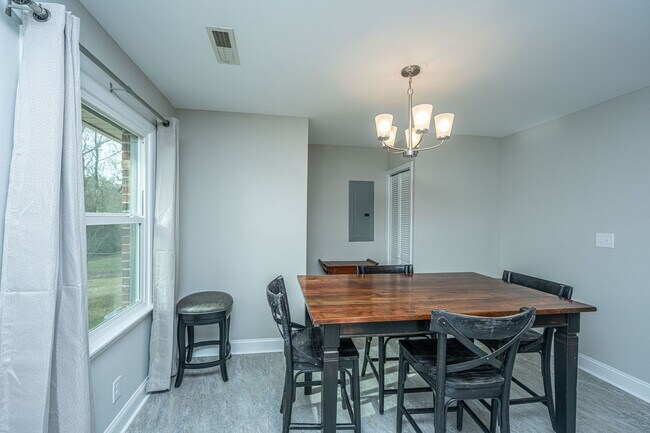 Building Photo - Charming Hanahan Ranch with Hardwood Floor...