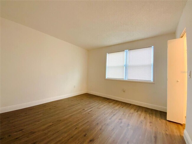 Building Photo - 305 Wellington Ct
