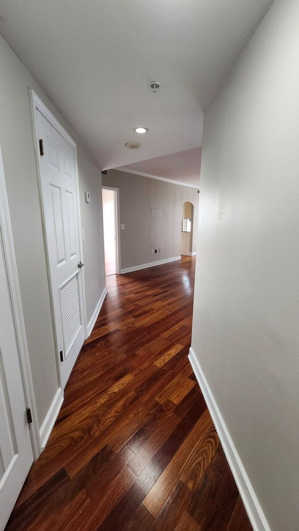 Building Photo - Spacious Midtown Condo with 2 Bedrooms, 2 Balconies & Internet Included!