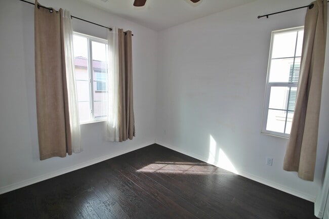 Building Photo - Oxnard | 3 bed + 2.5 bath single-family ho...
