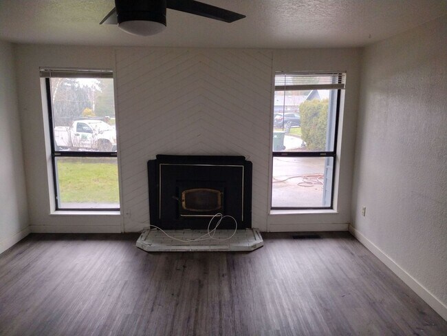 Building Photo - 4-bedroom 2 bath home with yard & garage