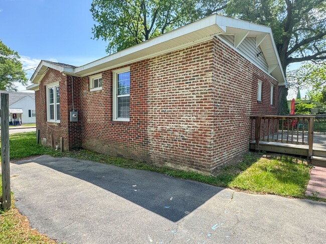 Building Photo - 812 Colonial Ave