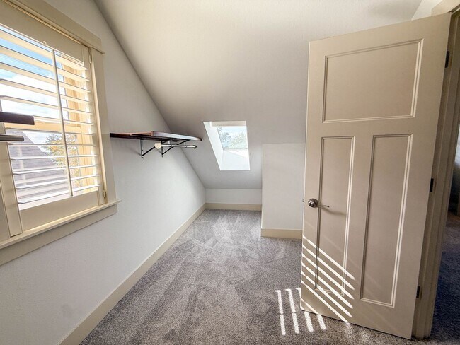 Building Photo - 3Bd/2.5Ba Seattle Townhouse