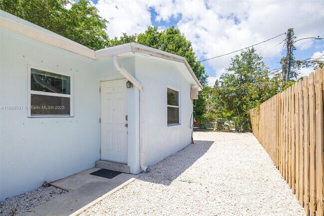Building Photo - 605 SW 14th Terrace