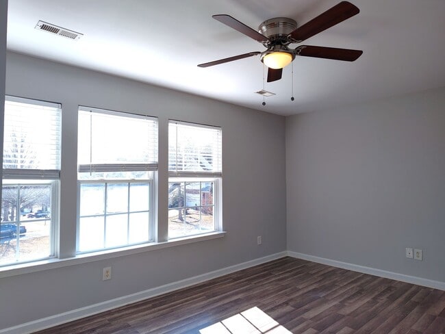 Building Photo - Pristine 4 bed, 2.5 bath Home Located in the Falcon Ridge Community!