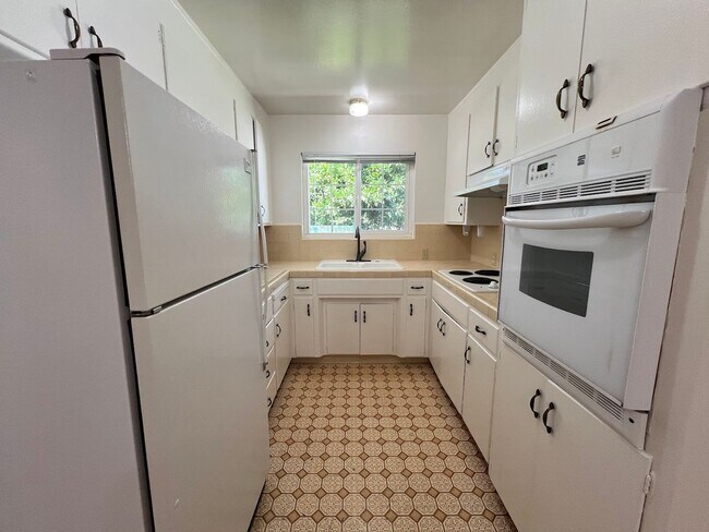 Building Photo - Clean, Private 2BD/1BA Duplex with Garage ...