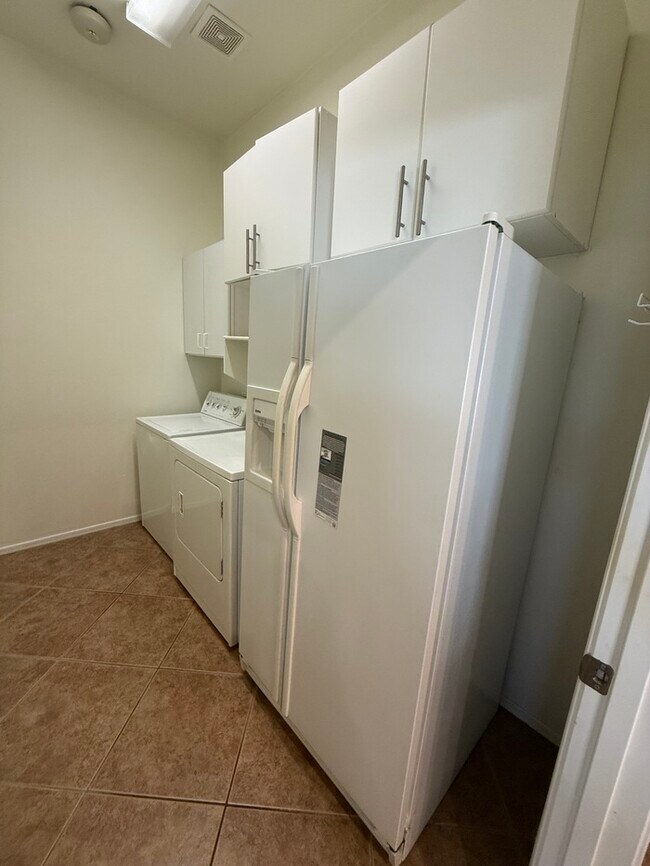 Building Photo - House For Rent