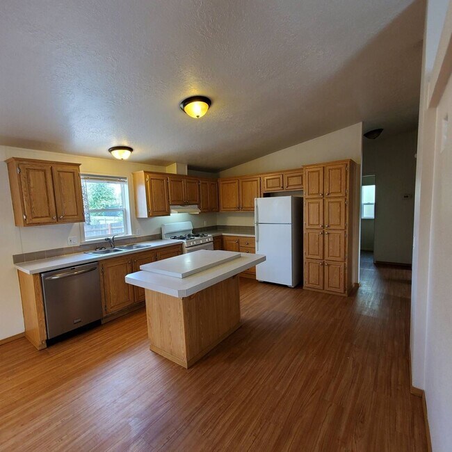 Building Photo - Pet Friendly 4 Bedroom  2 Bath w/ 2 Car Garage