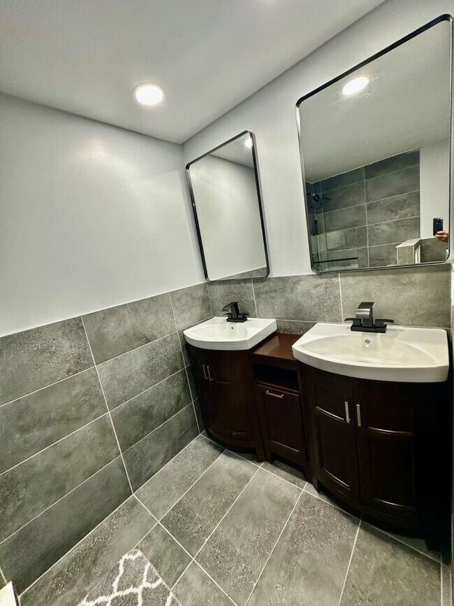 Building Photo - Spacious 2 bedroom on the first level