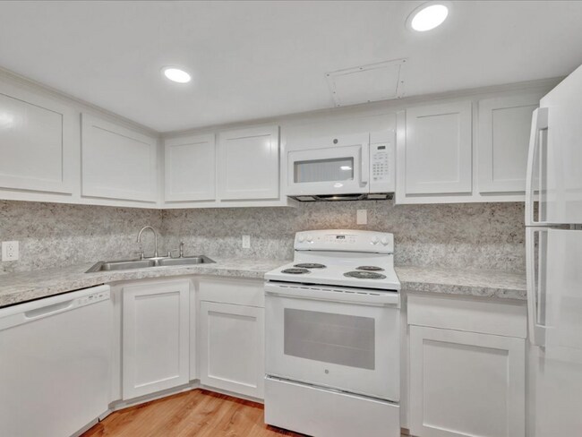 Building Photo - 208 E Starr Ave