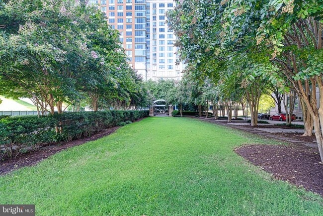 Building Photo - 8220 Crestwood Heights Dr