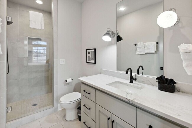 Building Photo - 3206 West End Cir