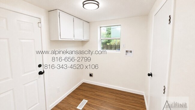 Building Photo - Spacious Home in Oak Park SW