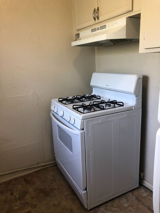 Building Photo - Paramount Duplex 2 Bedroom, 1 Full Bathroo...
