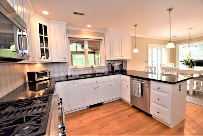 Building Photo - 398 Davis St