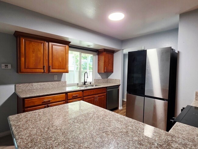 Building Photo - Updated 3 bed 2.5 bath home in Playmor – The Heart of UTC!