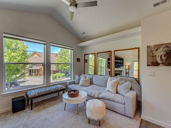 Building Photo - This modern Copper Ranch condo was fabulou...